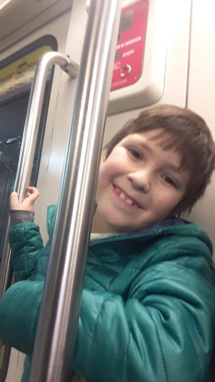 Facundo de niño sonriendo en el metro