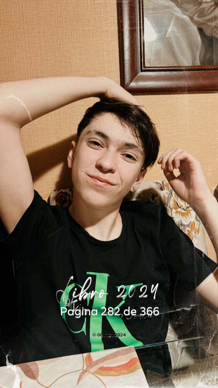 Facundo sonriendo en su casa